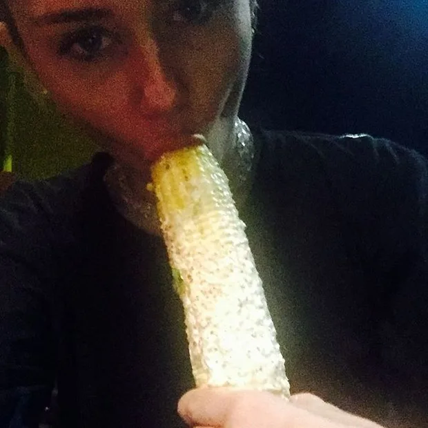 Miley cyrus posta foto nua e fazendo pose polêmica