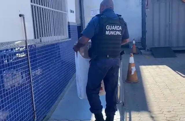 Primos furtam televisão em supermercado de Vila Velha e fogem a pé