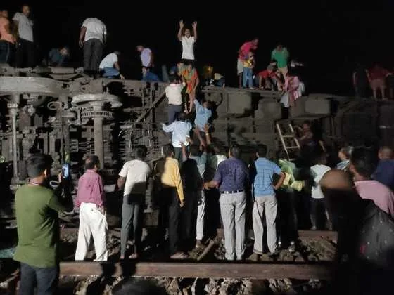 Grave acidente de trem na Índia deixa 288 mortos e mais de 800 feridos