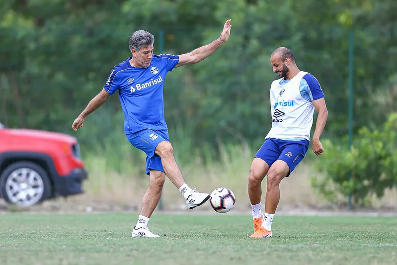 RS – FUTEBOL/TREINO GREMIO – ESPORTES – Jogadores do Gremio realizam treino durante a tarde desta terca-feira, no CT do Fluminense, na Barra da Tijuca – Rio de Janeiro, na preparação para o a semifinal da Taca Libertadores da America 2019. FOTO: LUCAS UEBEL/GREMIO FBPA