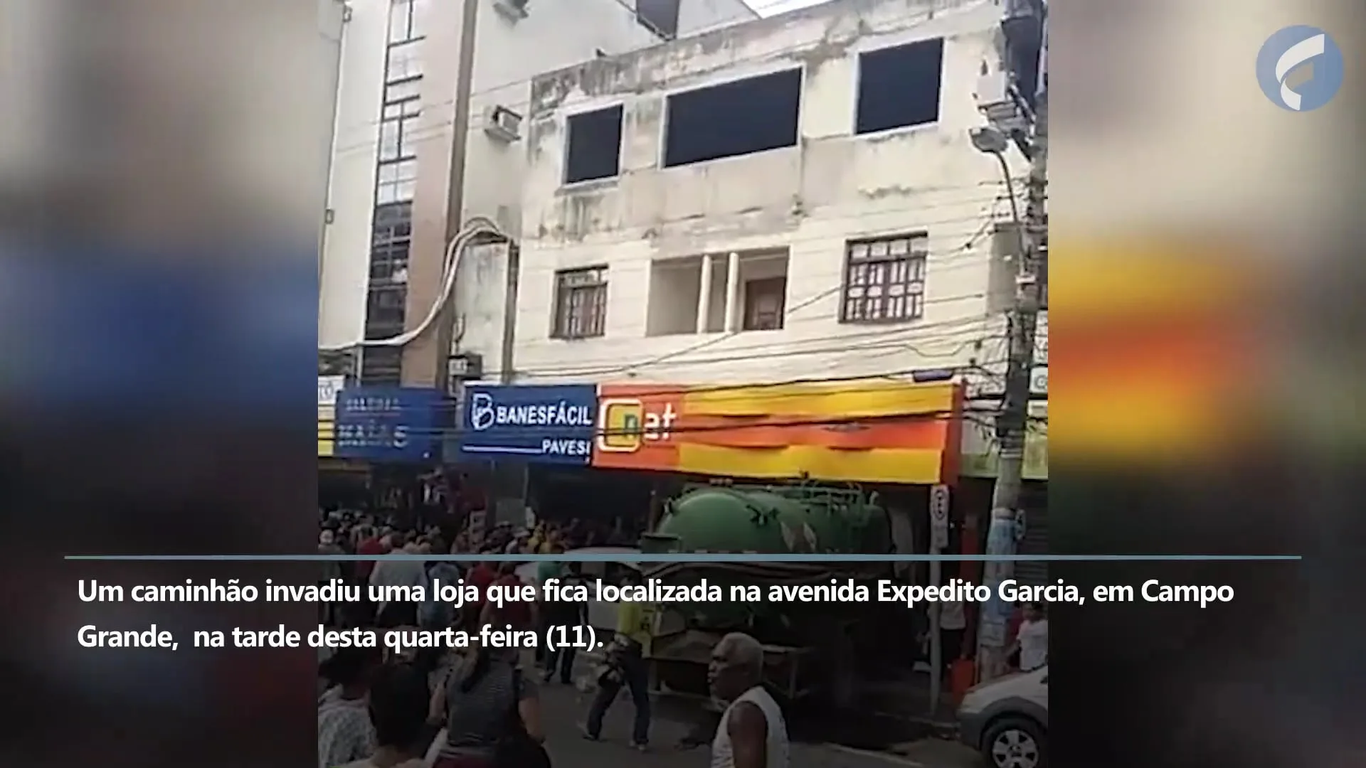 Caminhão desgovernado invade loja na Expedito Garcia, em Campo Grande