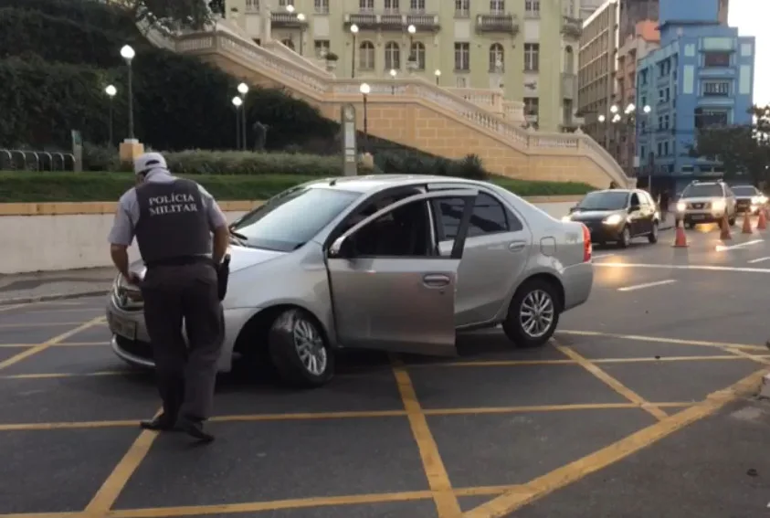 Motorista dorme ao volante e bate o carro no Centro de Vitória