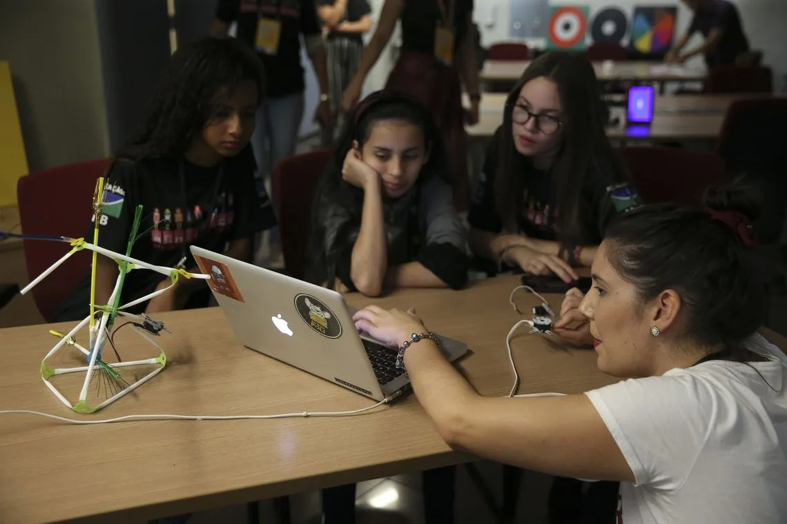 Um grupo de cerca de 30 meninas do ensino médio de escolas públicas do DF participam de um workshop inédito sobre robótica, ministrado por cientistas suecas.