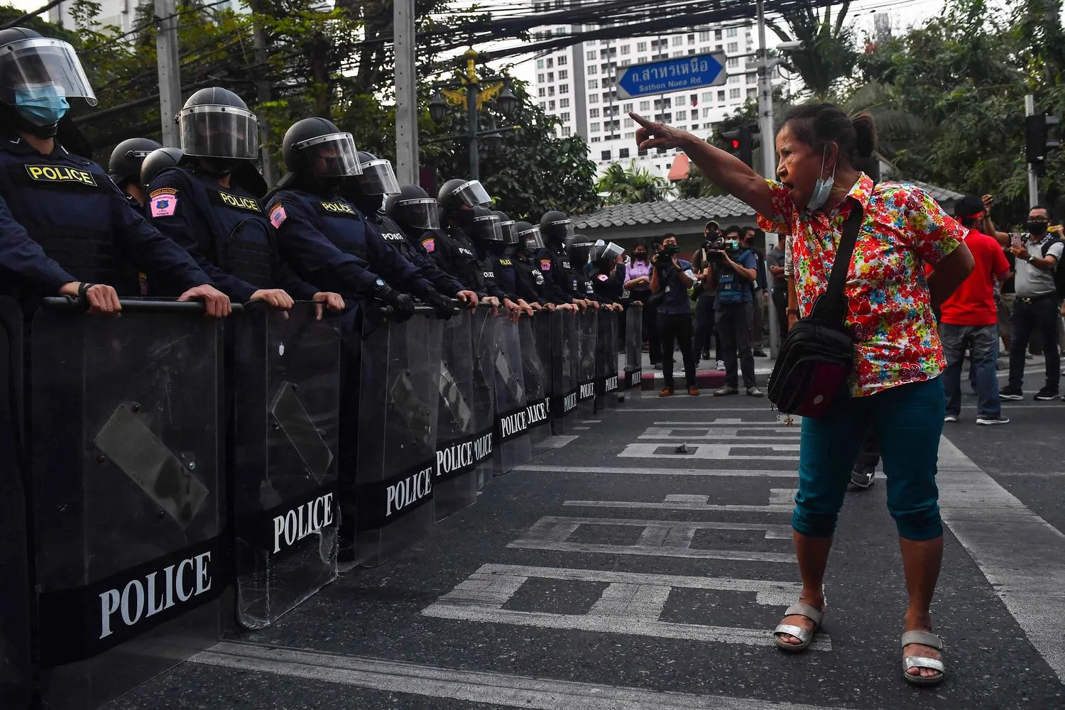 Exército prende líderes governistas e toma o poder em Mianmar, antiga Birmânia