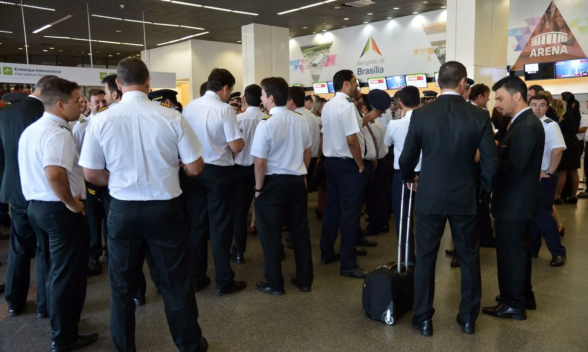 Brasília – Os aeronautas e aeroviários paralisam as atividades nesta quarta-feira (3), das 6h Às 8h, nos aeroportos de Congonhas, Guarulhos, Santos Dumont, Galeão, Viracopos, Porto Alegre, Florianópolis, Curitiba, Brasília, Salvador, Recife e Fortaleza (Jose Cruz/Agência Brasil)