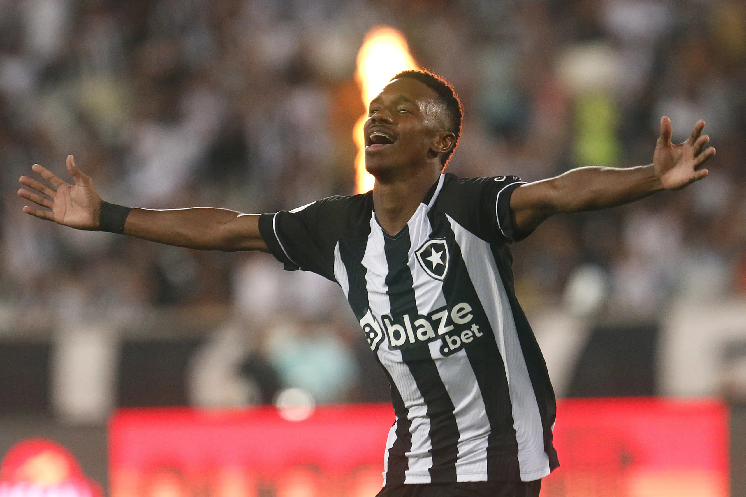 Botafogo encerra jejum de gols, derruba Athletico-PR e reage no Brasileirão