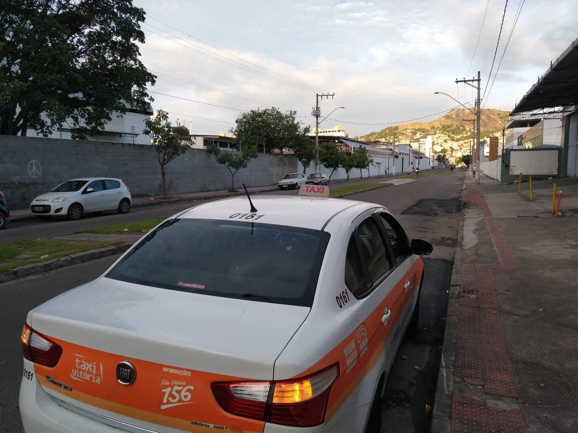 Casal pede corrida para motel, assalta taxista e foge com carro em Vitória