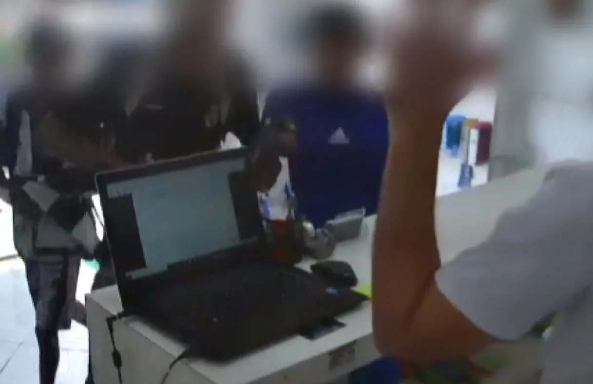 VÍDEO | Adolescentes são detidos suspeitos de assaltar loja de celulares em Vila Velha