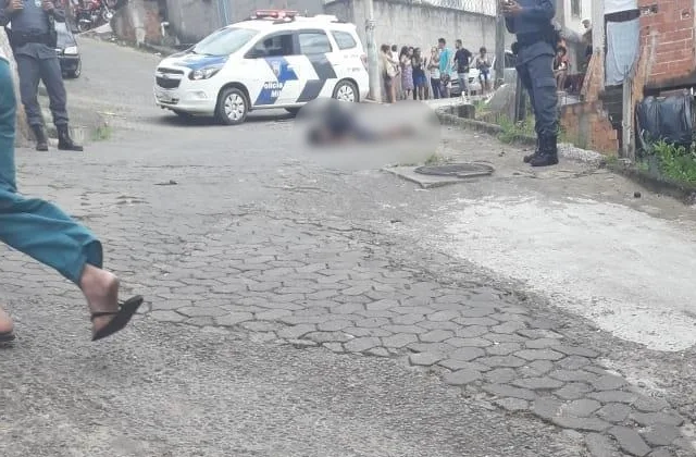 Criminosos executam homem a tiros no meio da rua em Cariacica