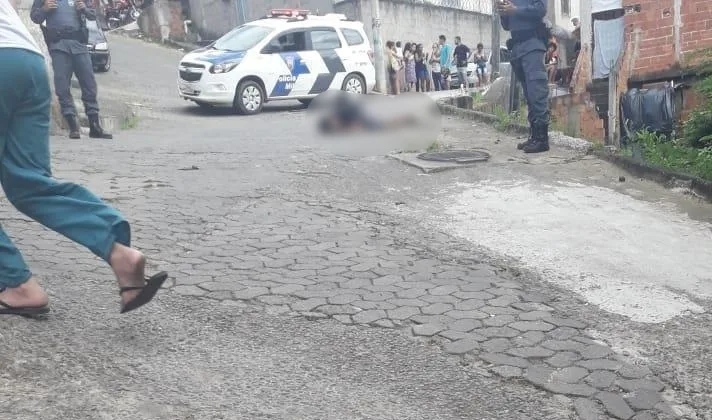 Criminosos executam homem a tiros no meio da rua em Cariacica