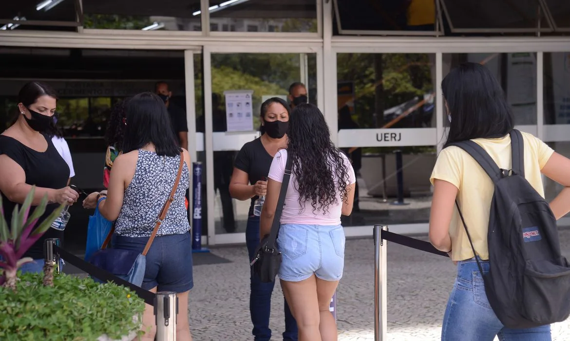 Estudantes chegam para o segundo dia do Exame Nacional do Ensino Médio (Enem) 2020, na Universidade Estadual do Rio de Janeiro(UERJ).