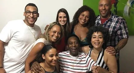 Exame de DNA de mulher que diz ser filha de Pelé dá negativo; família aguarda contraprova