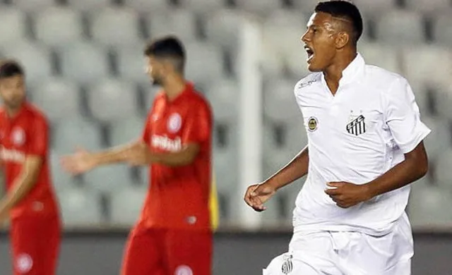 Tailson mira titularidade em clássico pelo Santos e 'momento incrível' na Vila