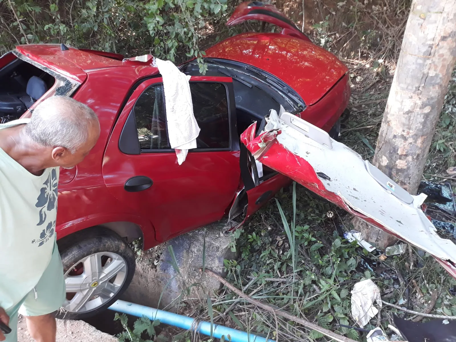 Acidente em Itaguaçu: motorista morre após bater carro em árvore