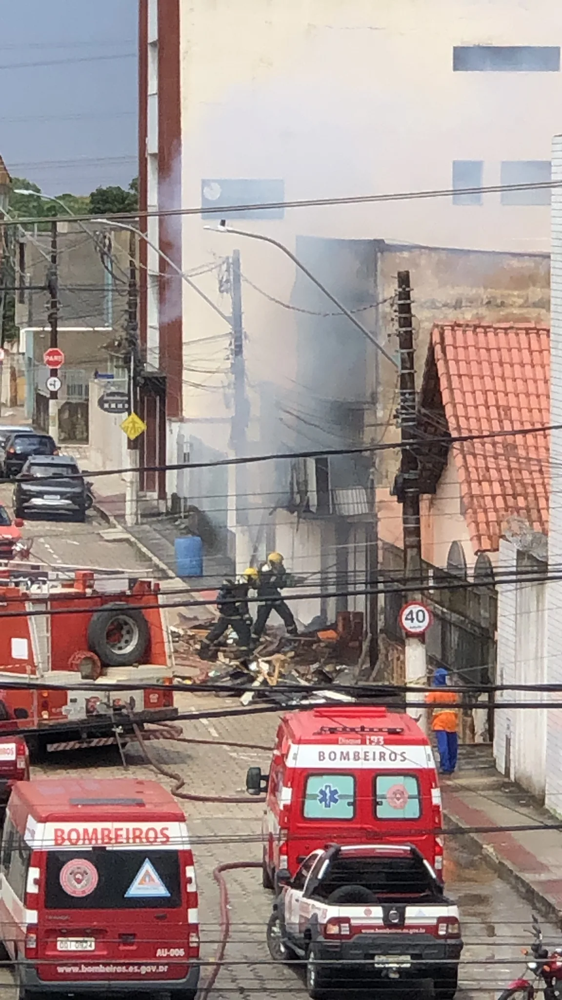 Incêndio destrói prédio abandonado em Linhares