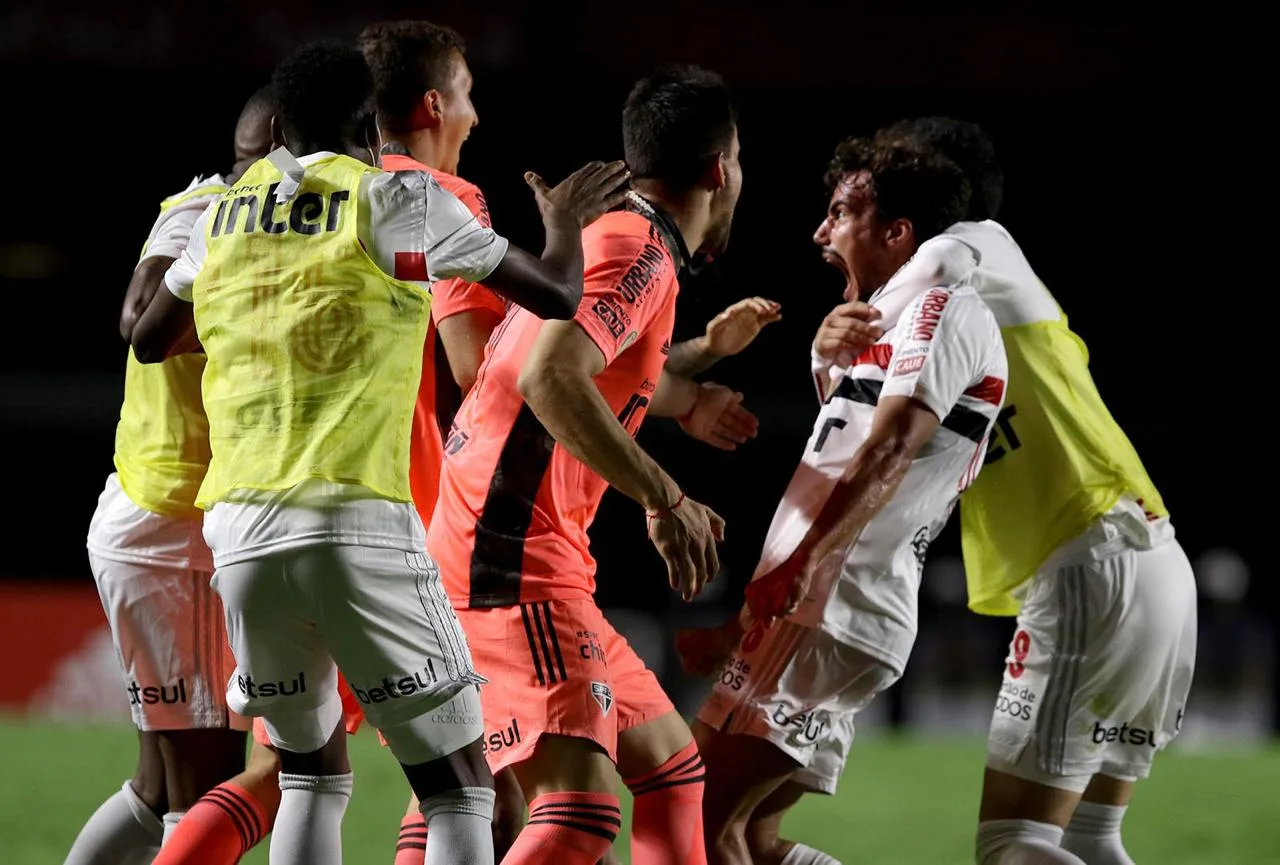 São Paulo domina Atlético-MG, vence e volta a abrir vantagem no Brasileirão