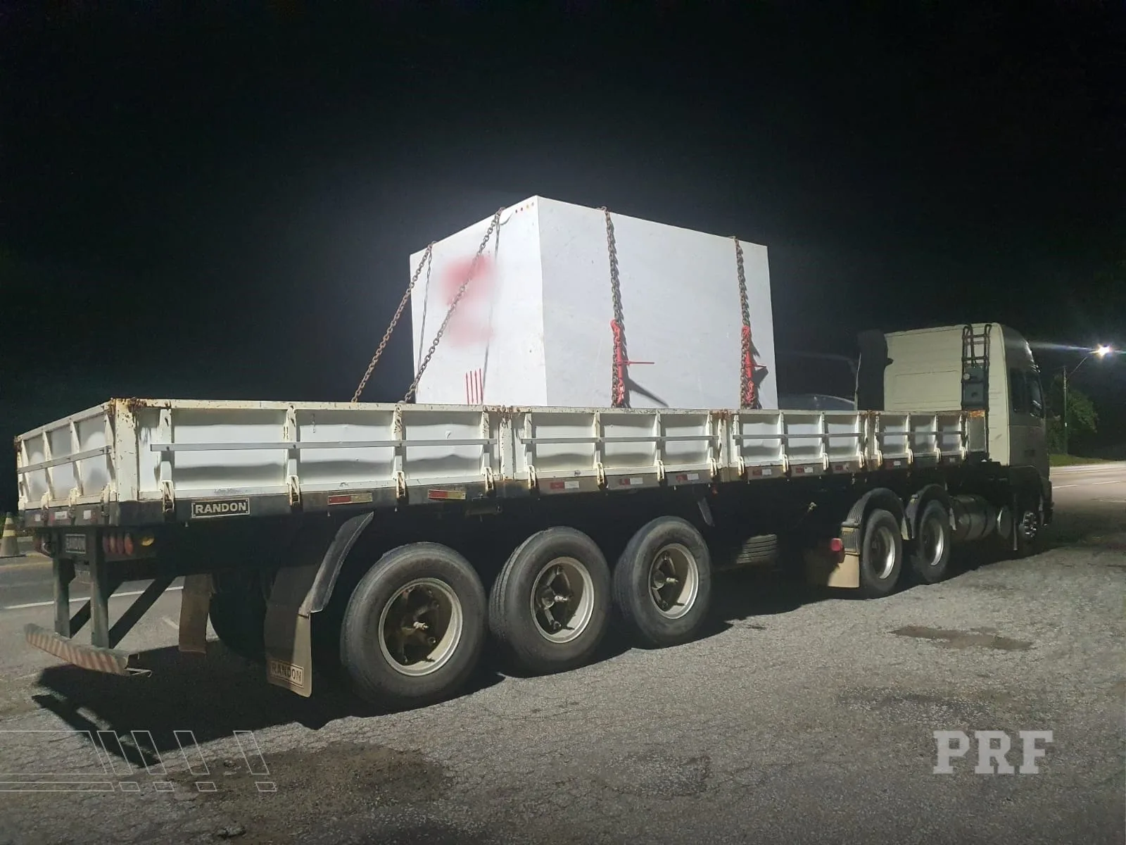 Caminhões com pedra de granito e cordas frouxas são flagrados pela PRF