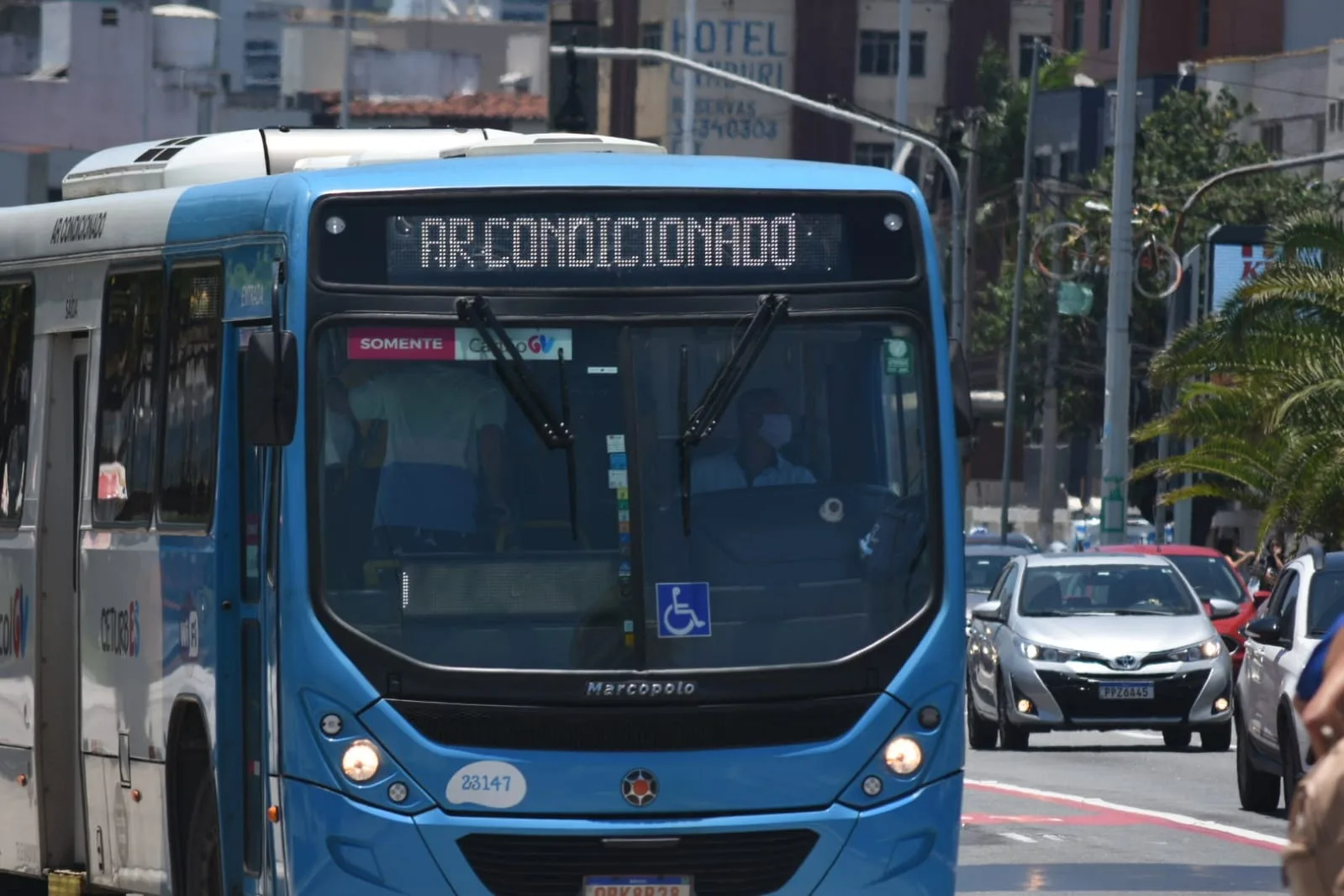 Dupla com arma de brinquedo é presa após assaltar ônibus em Vitória