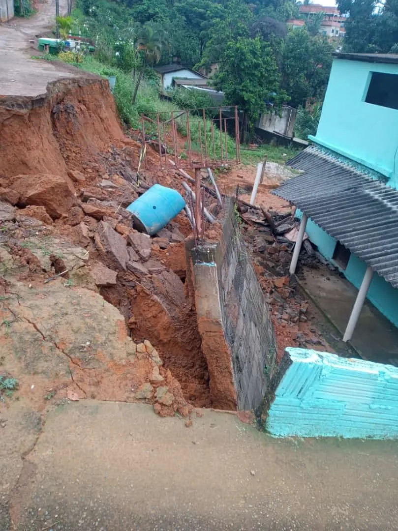 VÍDEO | Chuva provoca queda de muro de projeto social em Cariacica