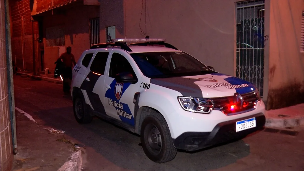 Criminosos em um carro atiram em dois homens no meio da rua em Cariacica