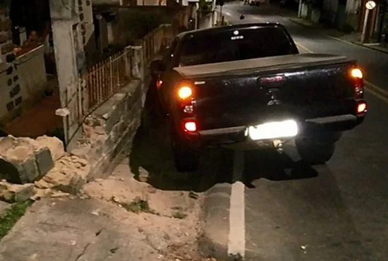 Motorista perde controle da direção, desce ladeira e bate em muro de casa em Vitória