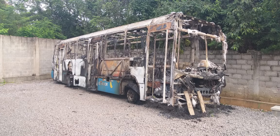 Criminosos expulsam passageiros de ônibus e colocam fogo em veículo em Viana