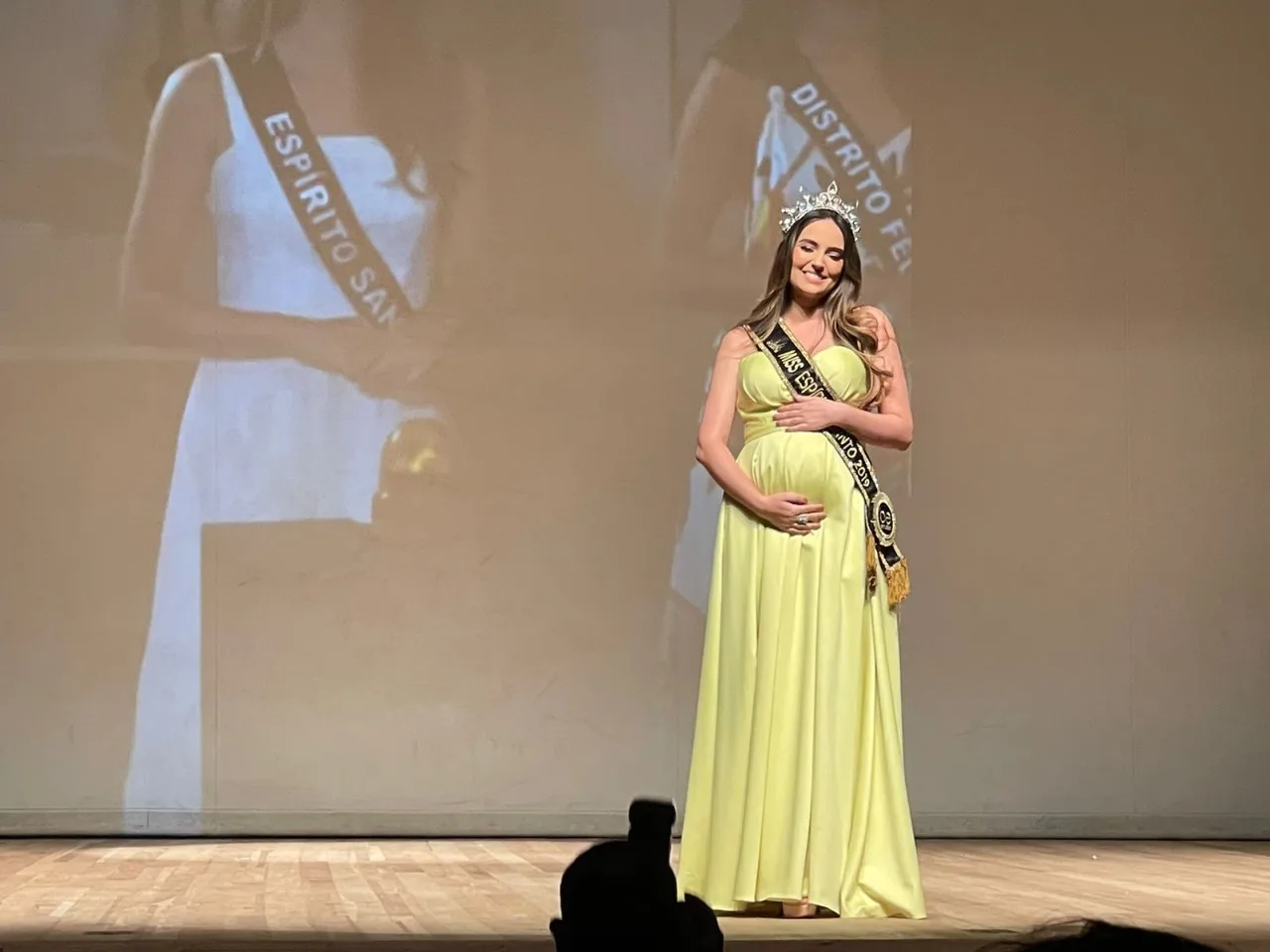 Miss Espírito Santo é primeira do Brasil a passar a coroa grávida