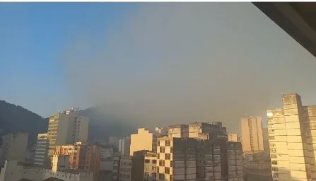 Incêndio em vegetação assusta moradores no Centro de Vitória