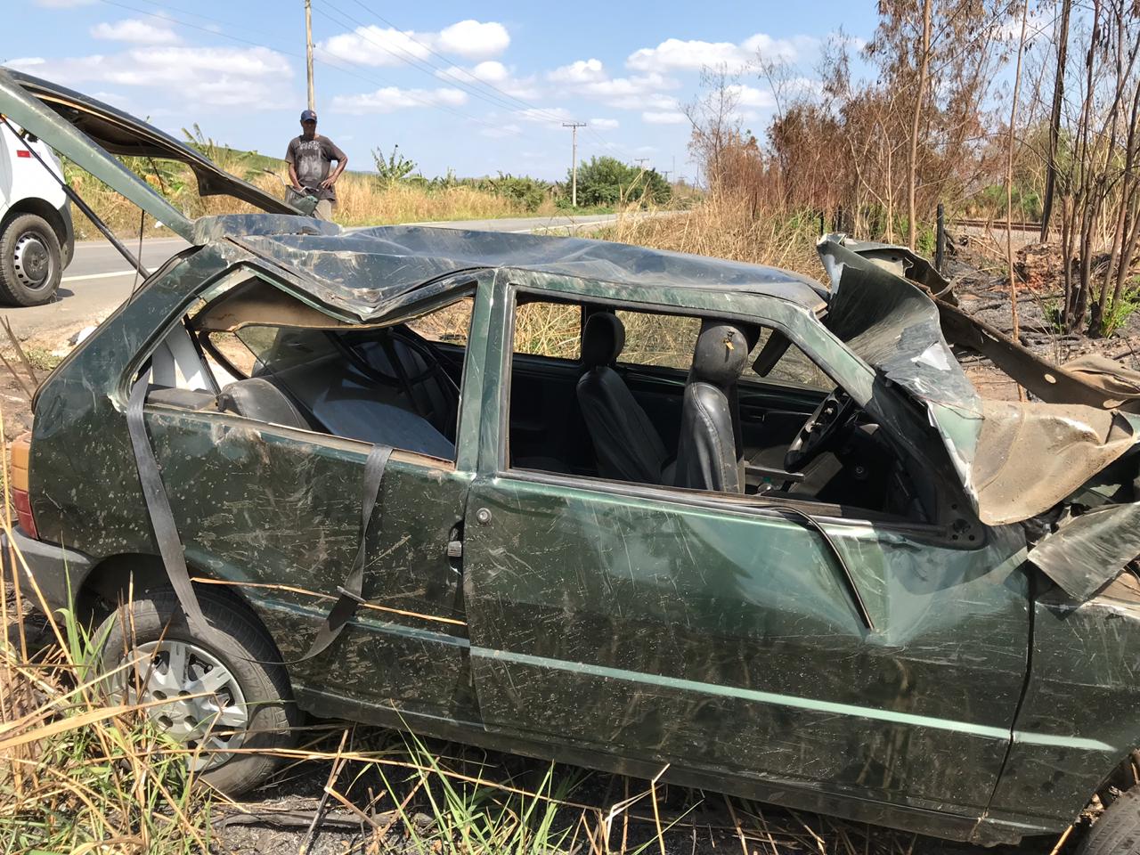 Motorista cochila ao volante, veículo sai da pista e capota em rodovia