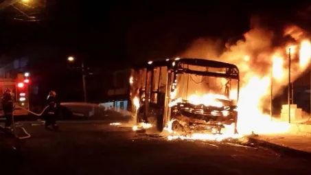 Novo ataque deixa ônibus incendiado em bairro de Viana