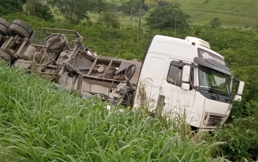 VÍDEO | Acidente em Mimoso do Sul deixa duas pessoas mortas e uma em estado grave