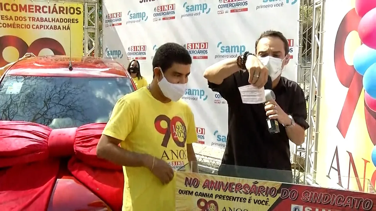 Comerciário ganha carro zero km sorteado ao vivo durante o Balanço Geral ES