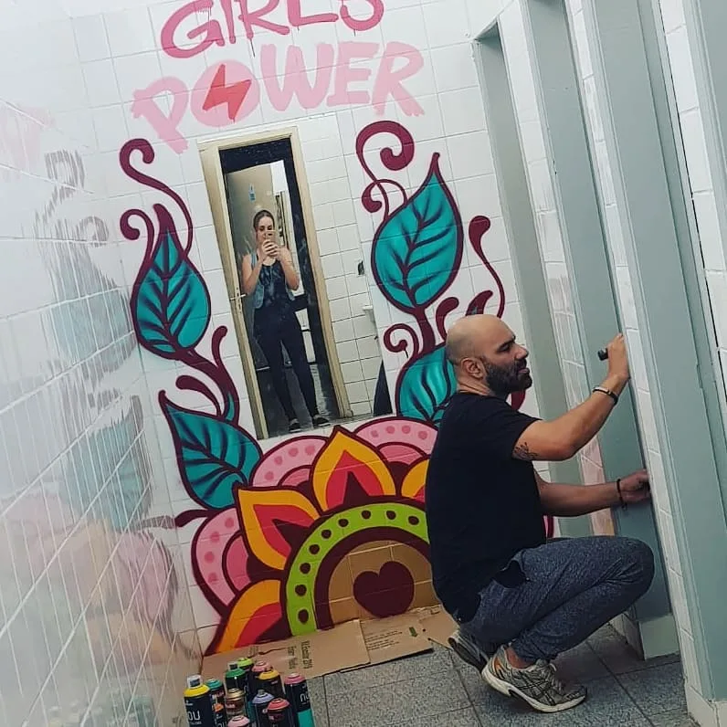 Grafiteiro responde mensagens de ódio em banheiro feminino de escola pública