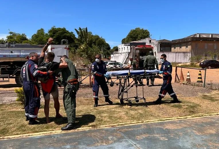 Homem picado por cobra é resgatado de helicóptero no Mestre Álvaro, na Serra