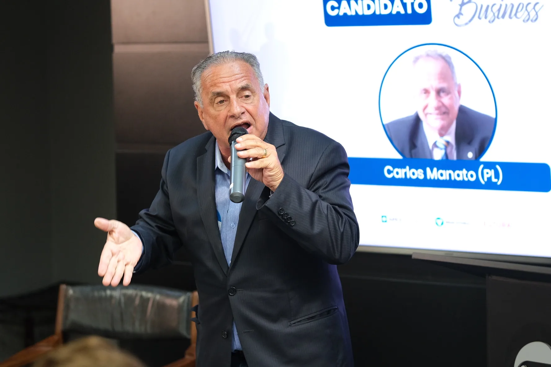 Café com o candidato: Carlos Manato recebe pesquisa sobre opinião do capixaba