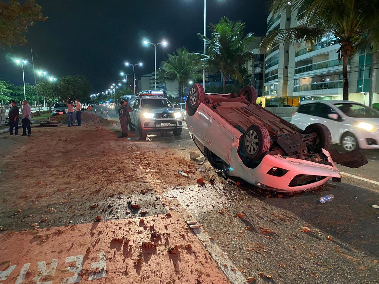 Motorista perde o controle da direção e capota carro em Jardim Camburi