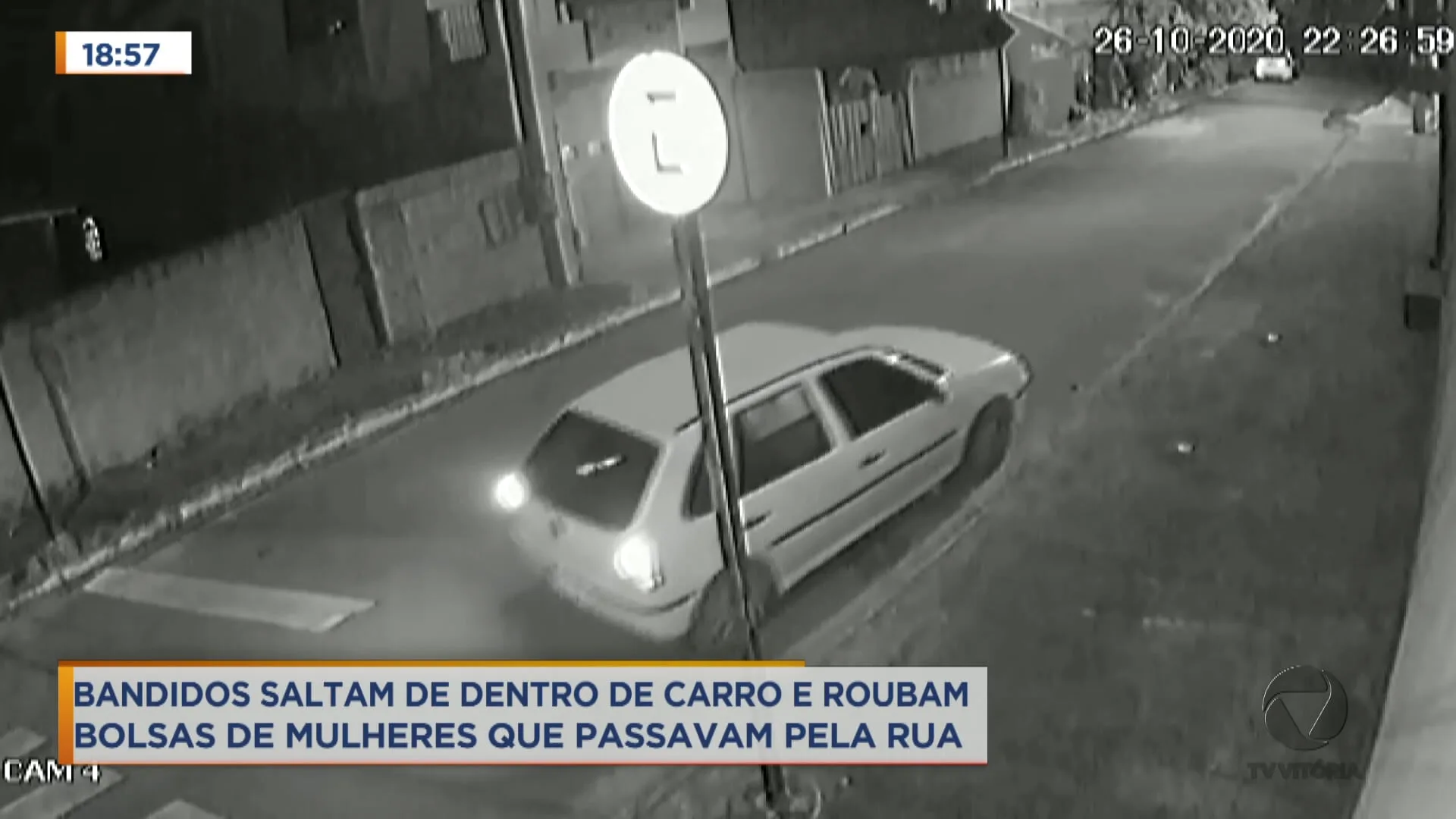 Bandidos saltam de dentro de carro e roubam bolsas de mulheres