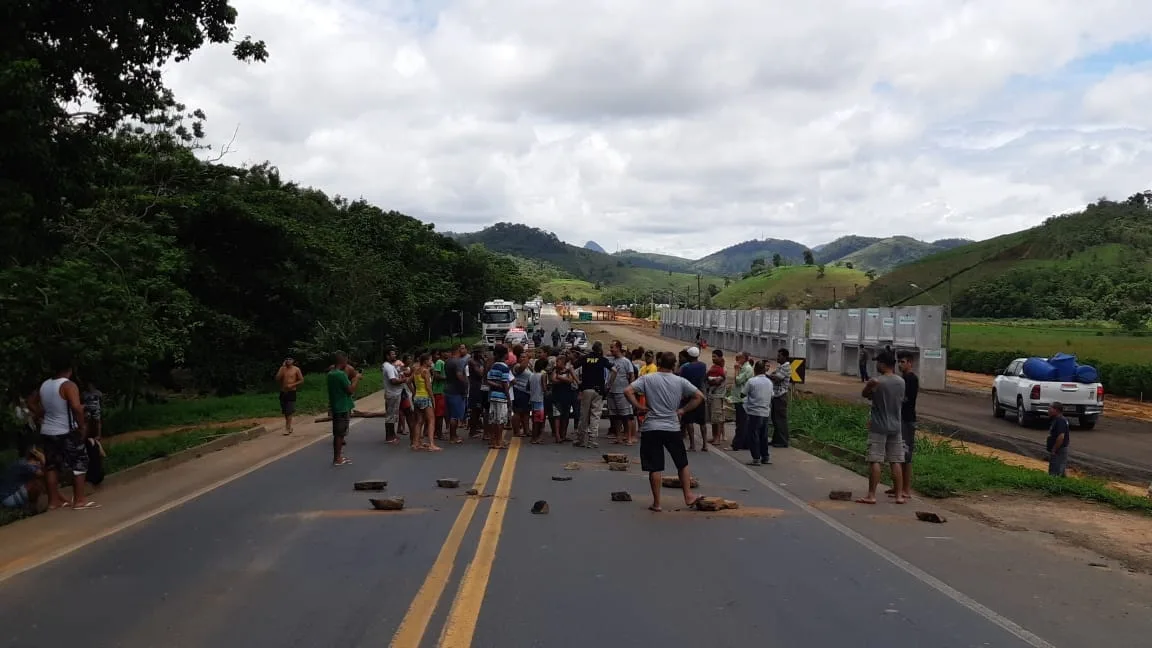 Após protesto, pista da BR-101 é liberada em Viana