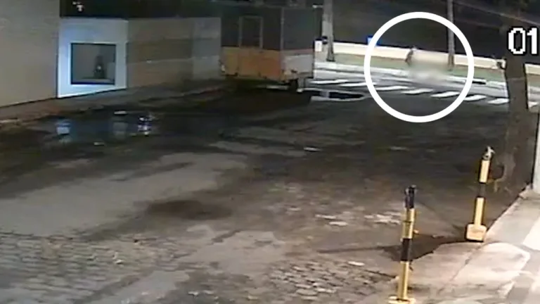 Vídeo mostra rapaz baleado após tentar fugir de assaltantes na orla de Vila Velha