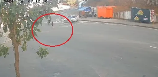 VÍDEO | Mulher é atropelada por moto em cima da faixa de pedestres em Cariacica