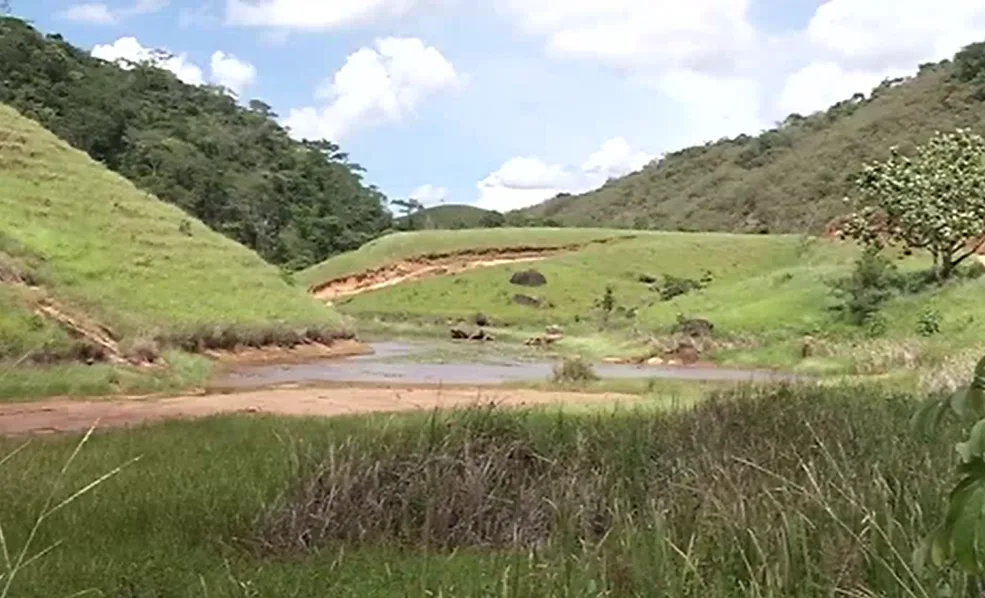 Homem morre após ser agredido e jogado em lago de Ibiraçu