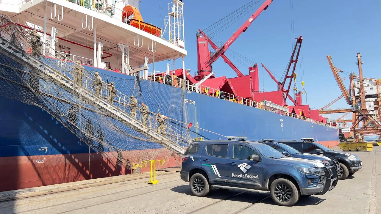 Exercício no Porto de Tubarão simula busca por drogas em navio mercante