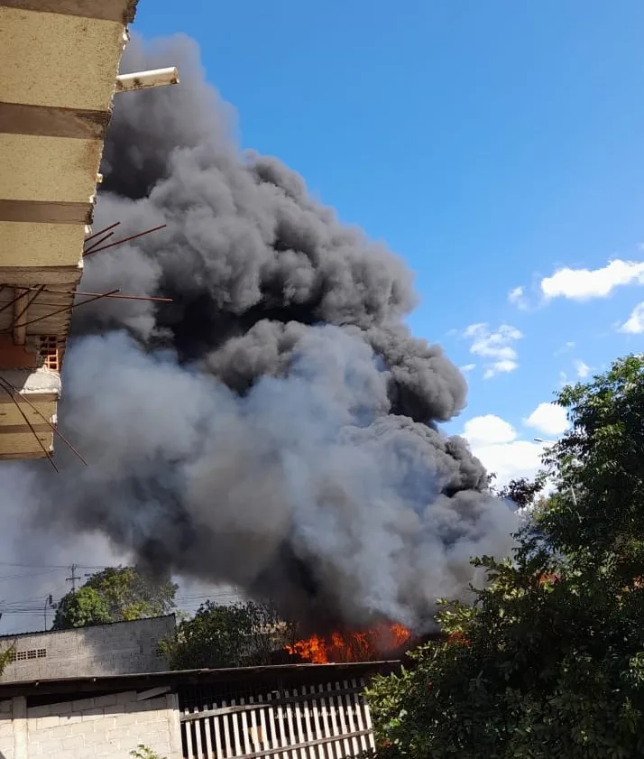 VÍDEO | Incêndio em Cariacica: fumaça chama atenção de moradores