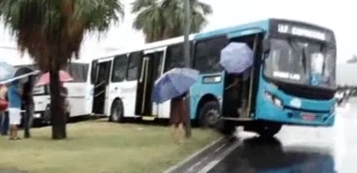 Ônibus fica preso em canteiro da BR-101 em Laranjeiras