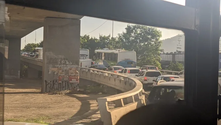 Motoristas enfrentam trânsito intenso na Segunda Ponte na manhã desta quarta