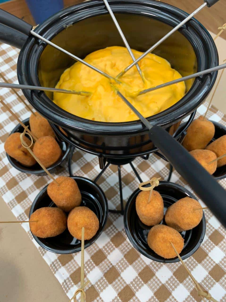 O aperitivo que cai bem no Dia dos Pais: croquete de polenta e linguiça com fondue de cheddar