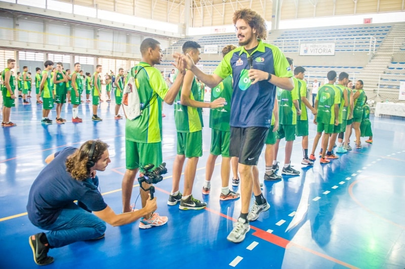 Anderson Varejão e as crianças do Projeto Ídolo Social