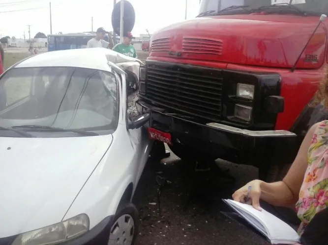 Motorista pega caminhão, bate em carro e quase causa tragédia em Linhares