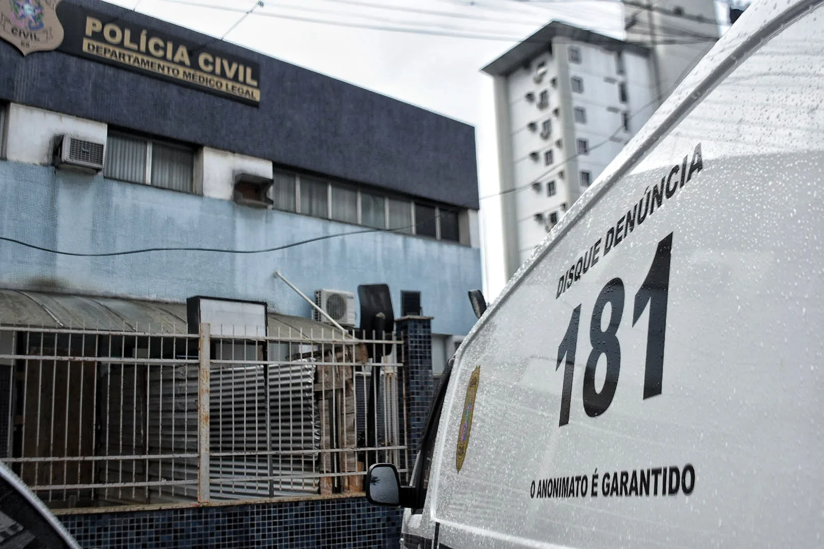 Tiroteio termina com adolescente morto e rapaz baleado em escadaria no Romão