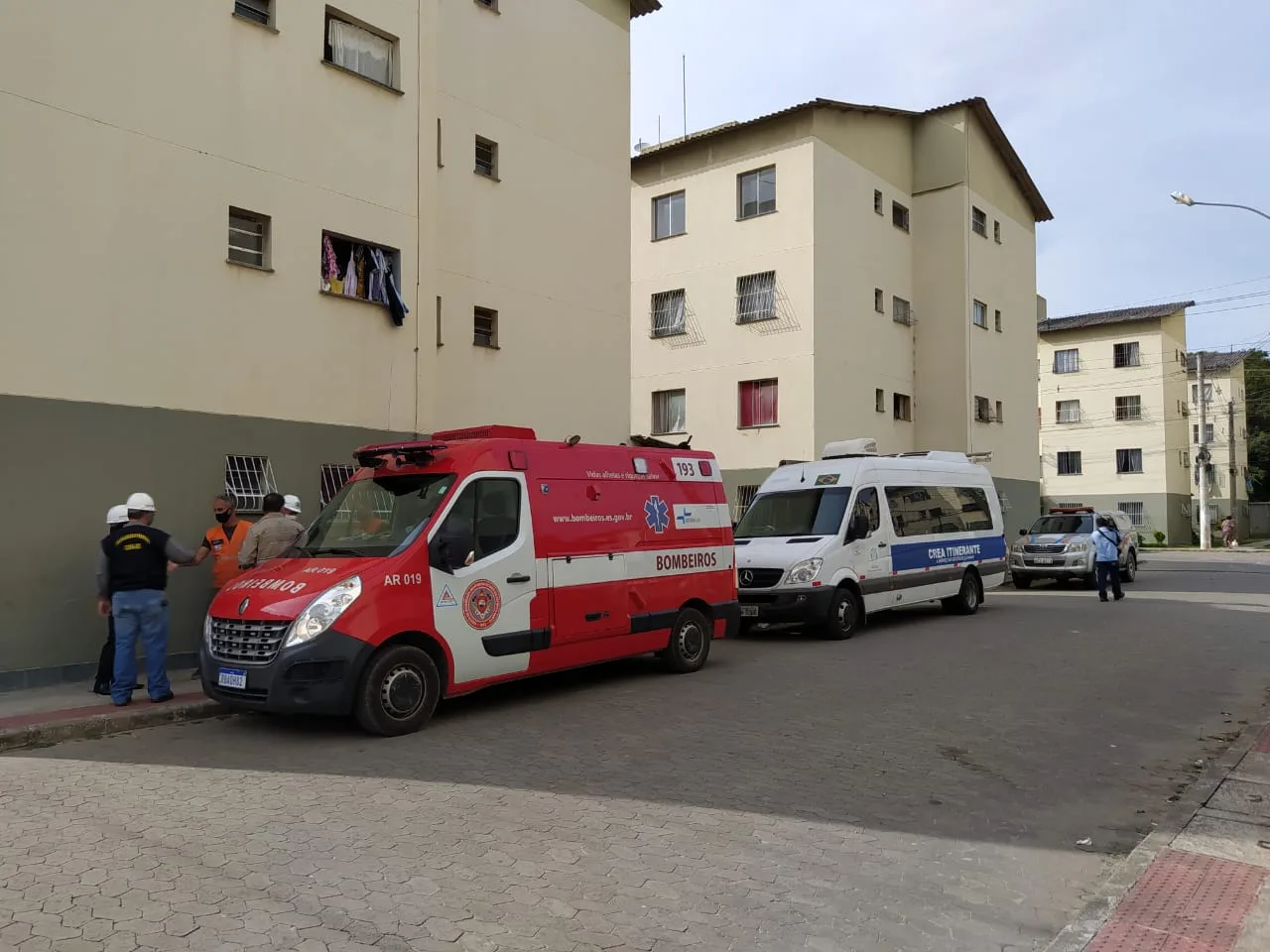 De novo! Após barulhos, famílias deixam prédio que ameaçou desabar em Vila Velha